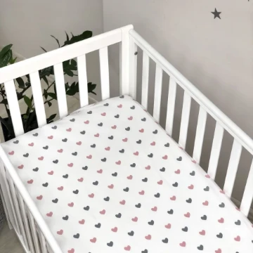 Protecție saltea pentru pătuț bebeluși / copii din bumbac, dimensiuni 120 x 60 cm, model cu inimioare roz și gri